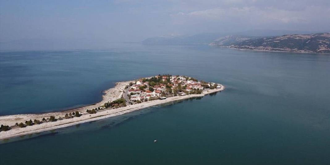 Gün içinde renk değiştirmesiyle dikkat çekiyor: ‘Türkiye’nin 7 renkli gölü’ 2